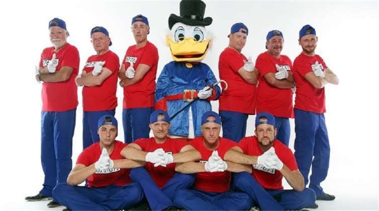 Die Jungs vom Männerballett „Dicke Föös“ sind für jeden Spaß zu haben. privat