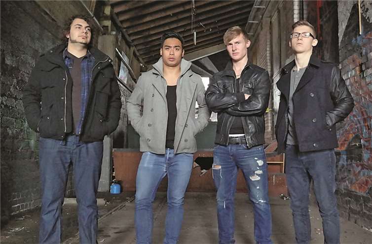 Die Jungs von „Daily Regression“ freuen sich auf ihren Auftritt und wollen dem Publikum ordentlich einheizen.privat