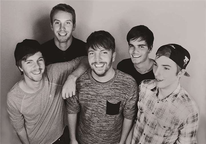 Die Jungs von Me, Setting Sails präsentieren dem Publikum, eine musikalische Spannweite von leiser bis rockiger Musik.Alina Westenberger