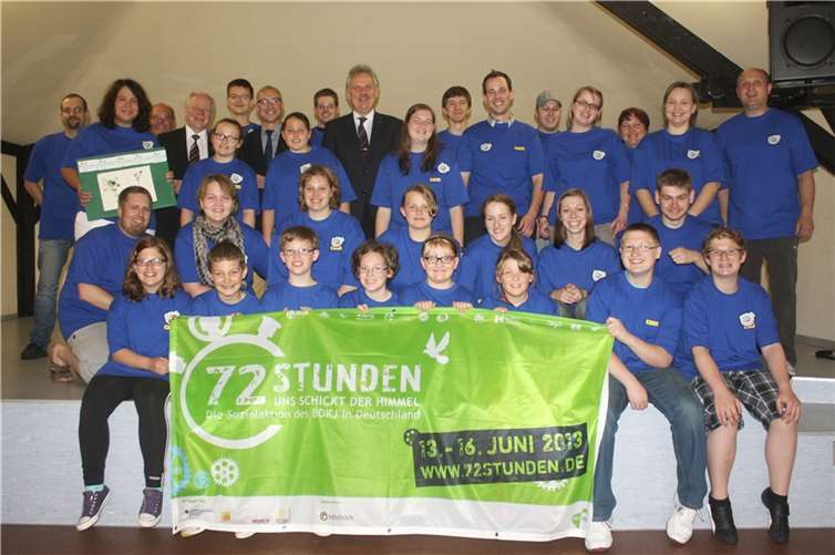 Die Jungschützen des Bezirksverbandes Voreifel mit den drei Projektpaten Bert Spilles (Bürgermeister Meckenheim),Stefan Raetz (Bürgermeister Rheinbach) und Theo Hüffel (Bürgermeister Wachtberg). Fotos: Privat