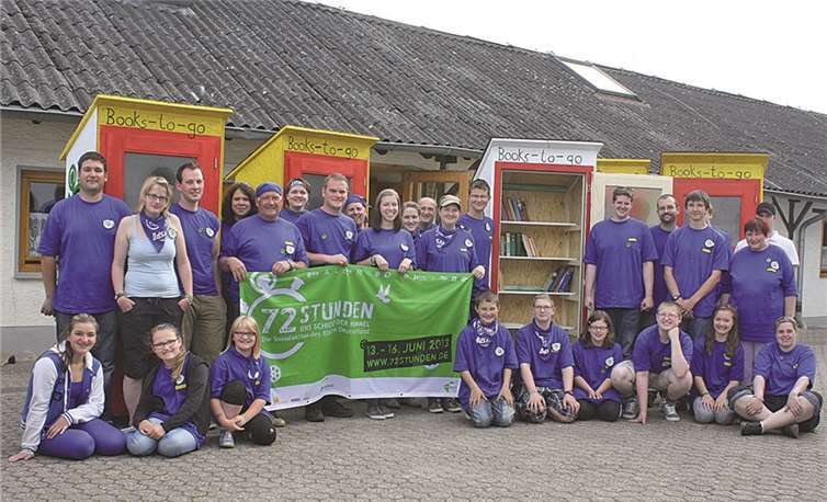 Die Jungschützen präsentieren ihre fünf offenen Bücherregale, die bald in den umliegenden Ortschaften zum Einsatz kommen. privat