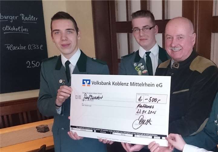 Die Jungschützen während der Spendenübergabe an den Verein „Versteckte Engel“.Privat