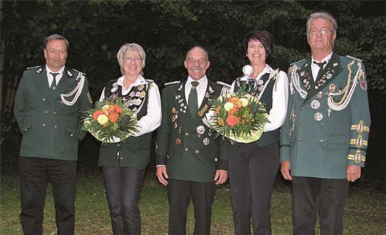Die Jungschützenmajestäten (von links nach rechts): Schießmeister Horst Günter Krajewski, Vogelschülerprinzessin Jana Berresheim, Chiron Bodden, Schülerscheibenprinz Fabian Ueck, Bruder- und Jungschützenmeister Hans Werner Schneider.