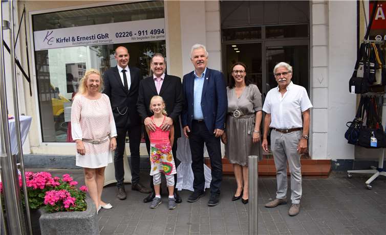 Die Jungunternehmer und deren Familie konnten bei der Eröffnung auch Bürgermeister Stefan Raetz begrüßen. -EICH-