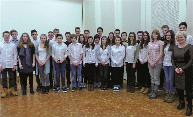 Die Jungunternehmer und die betreuende Lehrerin Astrid Heilmann-Cappel freuen sich über die erfolgreichen Projekte. WM