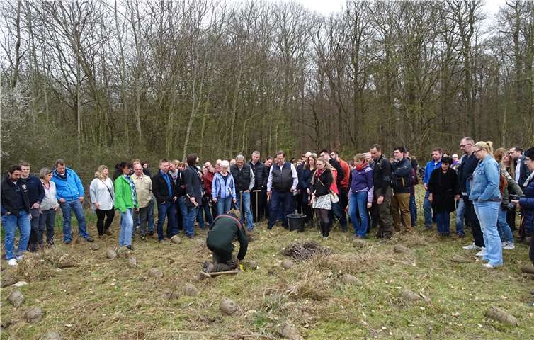 Die Jungvermählten wurden von Stadtförster Sebastian Tölle eingewiesen. Privat
