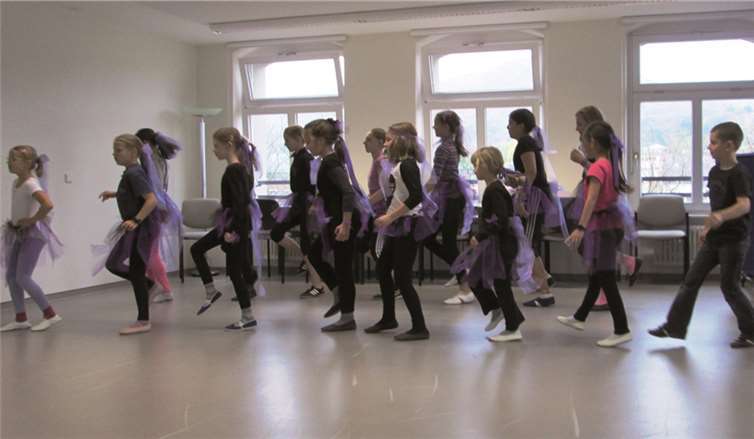 Die Junior-Tänzer lernten Tanzschritte und studierten in nur zwei Tagen sogar eine kleine Choreographie ein, welche für die Eltern aufgeführt wurde. privat