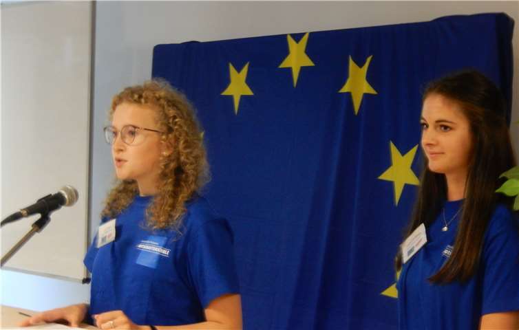 Die Juniorbotschafterinnen Julia Peters (l.) und Laura Zavelberg (r.) berichten über die Projekte des vergangenen Jahres.