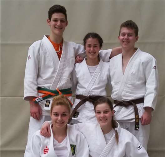 Die Junioren-Mannschaft U18/U21 des JC Maifeld mit Nico Ternes, Paula Mertes, Andre Mertes, Ellen Röser und Maike Krämer bei den Judo-Rheinlandmeisterschaften 2016 der U18/U21 in Nassau.privat