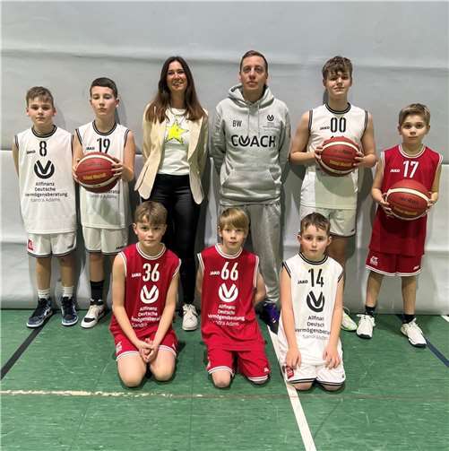 Die Junioren freuen sich über die neuen Trikots.  Foto: privat