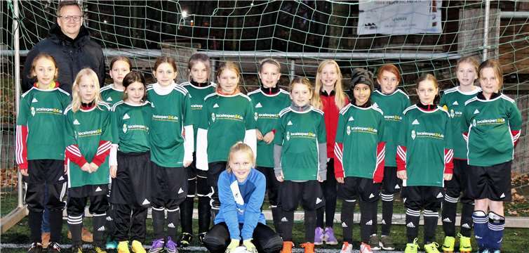 Die Juniorinnen mit dem Sponsor, Herrn Berthold Becker.privat