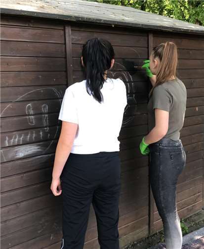 Die Junschützen haben dem Spielehäuschen einen neuen Anstrich verpasst. Foto: privat