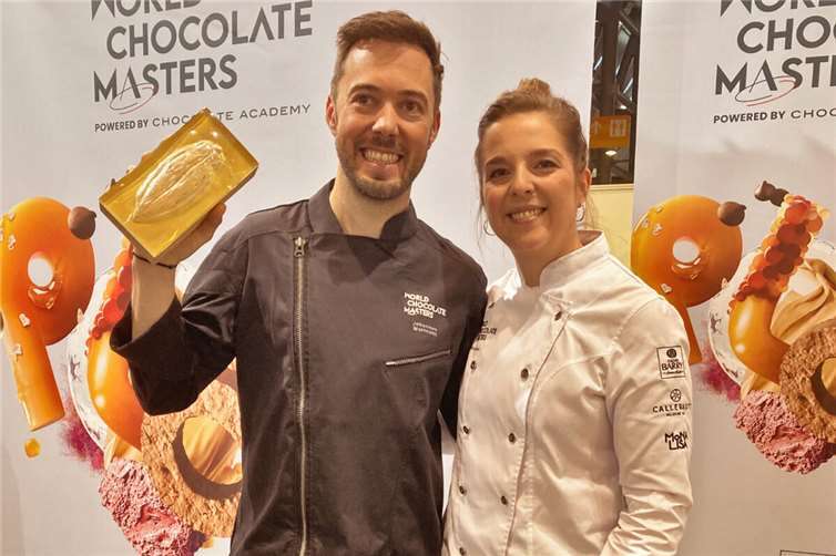 Die Jurorin Lucia Kranz gratuliert dem Sieger der nationalen Ausscheidung zum World Chocolate Masters, Johannes Warmuth aus Wien.
