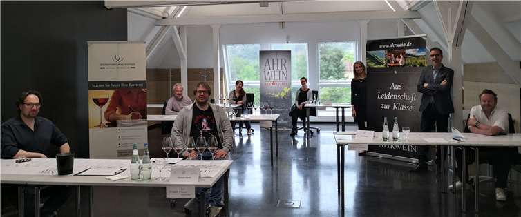Die Jury-Mitglieder und Ausrichter des Weinwettbewerbs „Ahrwein des Jahres“: Carsten Sebastian Henn, Buchautor und Chefredakteur des Vinum Weinmagazins (Vorsitzender); Jürgen Doetsch, Geschäftsführer Weingut Deutzerhof; Thorsten Kiss, Chefeinkäufer Abteilung Wein REWE-Märkte Rahmati; Sommelière Paula Sidore, Geschäftsführerin Weinstory; Katharina Röder, Sommelière und Gastgeberin im Restaurant „Bambergs Häuschen“; Nicole Sebastian, Ahrwein e.V.; Alexander Kohnen, International Wine Institute; Lars Daniëls, Leitender Redakteur des niederländischen Weinmagazins „Perswijn“. Foto: International Wine Institute