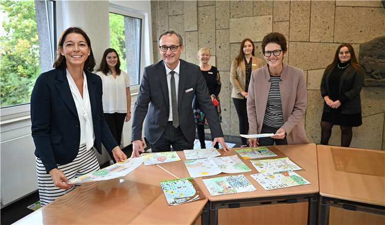 Die Jury bestand aus dem Leiter des Vorstandssekretariates der KSK Mayen, Udo Lohner (3.v.l.), Janine Müller (1.v.l.) von der Stadt Andernach (JUZ) und Doris Strödel (6.v.l.), von der KiTa St. Veit Mayen (Lebenshilfe) sowie Emely Mekle (1.v.r.) , Sarah Mattessen (3.v.r.), Katharina Dinger (2.v.l.) und Michaela Schneider (4.v.r.) von der KSK Mayen. Foto: KSK Mayen/ Ralph Künzel