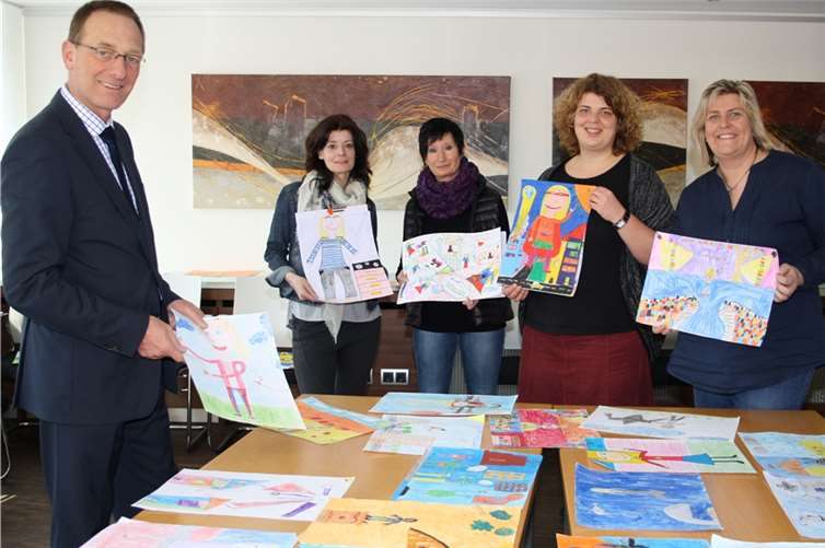 Die Jury bestehend aus Günter Groß (Direktor Vertriebsservice), Heike Zanger und Doris von der Brüggen (Lehrerinnen Realschule Plus Bad Ems / Nassau), Judith Hallas (Lehrerin Freiherr-vom-Stein-Schule Lahnstein) sowie Michaela Klar (Online-Marketing und Öffentlichkeitsarbeit). Privat