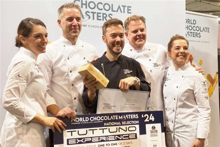 Die Jury des nationalen Entscheids zum World Chocolate Masters mit dem Sieger Johannes Warmuth (Mitte) aus Wien). (v.l.): Eveline Wild (Österreich), Matthias Ludwigs (Jurypräsident), Lothar Buss und Lucia Kranz.