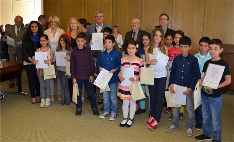 Die Jury mit den Gewinnern des Vorlesewettbewerbs. privat