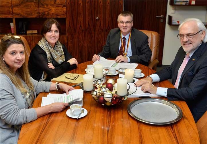 Die Jury, (v.l.) Ute Weiner-Mertz (Redaktionsleiterin „BLICK aktuell“ - die Heimatzeitung), Lea Bales (Kreisverwaltung MYK, Organisatorin des Kreisnarrentreffens), Landrat Dr. Alexander Saftig und RKK-Präsident Hans Mayer, machte sich auch diesmal die Entscheidung nicht leicht. Kreisverwaltung