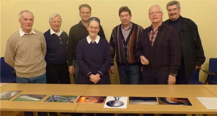 Die Jury (v.l.) Willi Klapperich, Manfred Dahm (beide Heimatverein Weibern, Oliver Schüller (HVors. Heimatverein Kempenich), Sr. Marié Munz (Marienschwester Schönstatt), Wolfgang Kostka, Heinz Lempertz (beide DVG Mendig) und Gottfried Busch, Bürgermeister der Ortsgemeinde Nickenich. privat