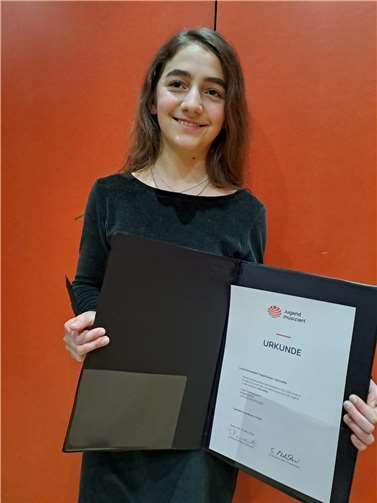Die Jury würdigte die Teilnehmenden der Kreismusikschule mit ersten und zweiten Preisen, hier Lucia Fernández-Trapa Elsner mit ihrer Urkunde. Foto: Henrike Elsner