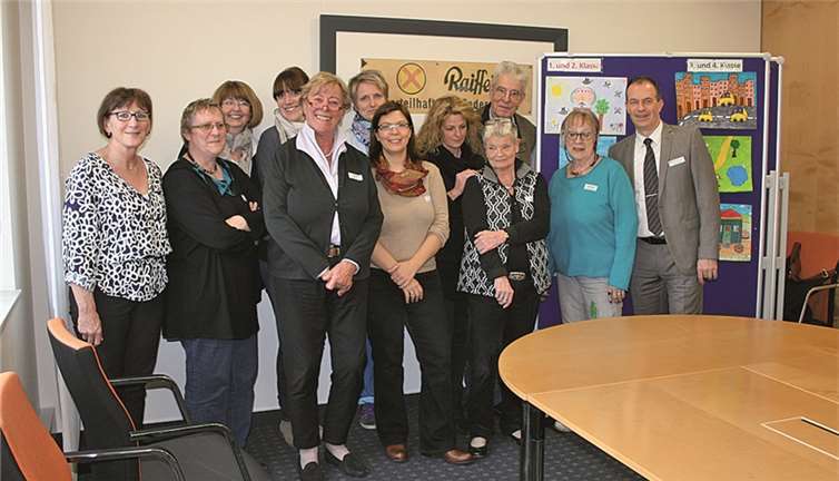 Die Jurymitglieder, Künstlerinnen und Künstler sowie Lehrerinnen der teilnehmenden Schulen mit Heiko Ulrich Vorstand der Raiffeisenbank Grafschaft-Wachtberg eG (r).privat