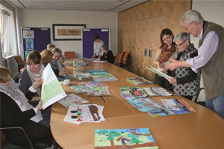 Die Jurymitglieder bei der Auswahl der Bilder.privat