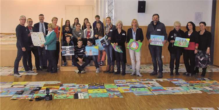 Die Jurymitglieder im Kreis des Helferteams von der IGS Plaidt.privat