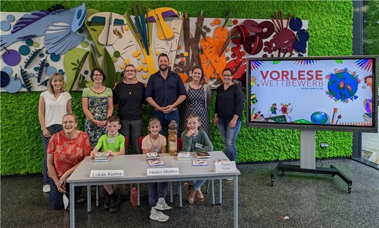 Die Jurymitglieder überreichen die Sachpreise an die drei erfolgreichen Teilnehmer.  Foto: Niklas Junge / Goethe-Schule