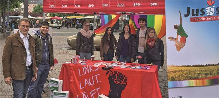 Die Jusos Rhein-Sieg am Aktionsstand auf dem Siegburger Marktplatz. Privat