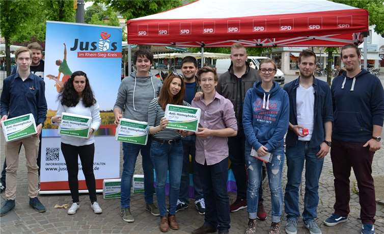Die Jusos Rhein-Sieg machten mit einem Aktionsstand auf dem Siegburger Marktplatz auf den Internationalen Tag gegen Homophobie aufmerksam. privat
