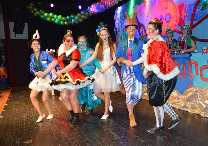 Die KBS Senioren entführen das Publikum in ein Wonderland.