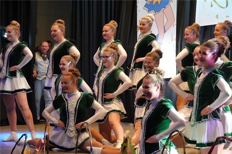 Die KC "Weeste Näh" tauchte das Bühnenbild in grün-weiß.