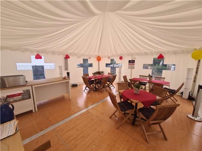 Die :KERIT-Café-Lounge an der Ev. Friedenskirche mit ihrem Mittagstisch, dienstags und donnerstags, ist zwar klein aber die Menschen die regelmäßig dort Essen genießen das Flair, welches das kleine Zelt von :KERIT zu bieten hat. Foto: privat