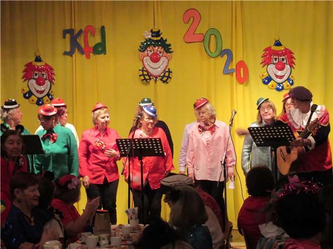 Die KFD St. Josef freute sich sehr, wieder eine Karnevalssitzung mit Kaffee und Kuchen für unsere Senioren zu gestalten. Foto: privat