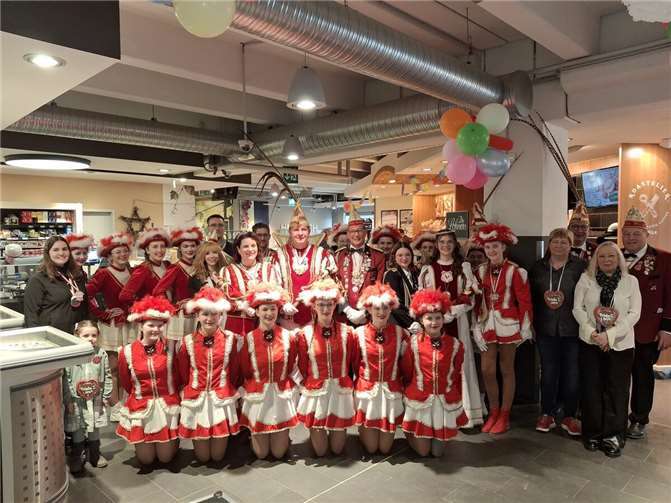 Die KG „Bunte Kuh“ Walporzheim beim Tollitätenempfang bei EDEKA „Rudolphi“.  Foto: Martin Gotter