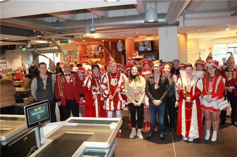 Die KG „Bunte Kuh“ Walporzheim mit Prinzenpaar Prinz Herbert I. Gerhard, Prinzessin Edith I. Müller-Knieps mit Adjutant Stefan Jacobs und Hofdame Mary Jacobs, Jugendprinzessin Celine-Sophie I. Klein mit Adjutantin Lara Rosenthal bedankten sich beim EDEKA-Markt Rudolphi in Ahrweiler für die jahrelange Unterstützung. Foto: privat