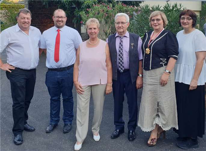 Die KG „Bunte Kuh“ gratulierte Marita und Edgar Flohe (3.u.4.v.l.) zur Goldhochzeit. Foto: privat