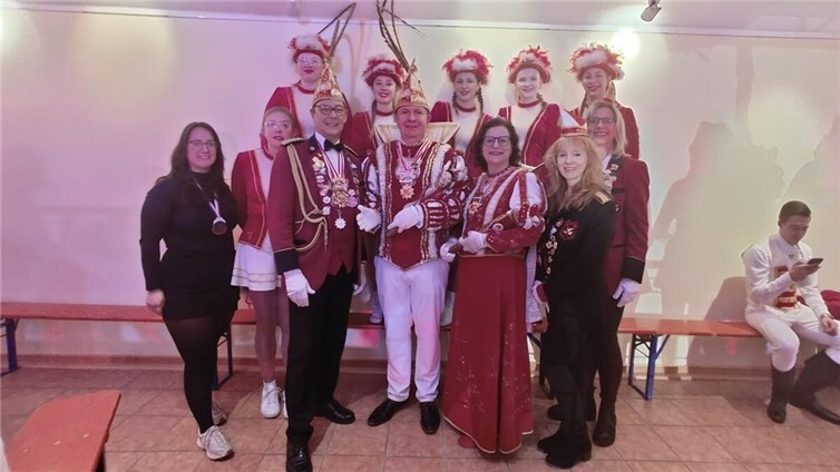 Die KG „Bunte Kuh“ unterwegs bei befreundeten Vereinen.  Foto: Michael Knickmeier