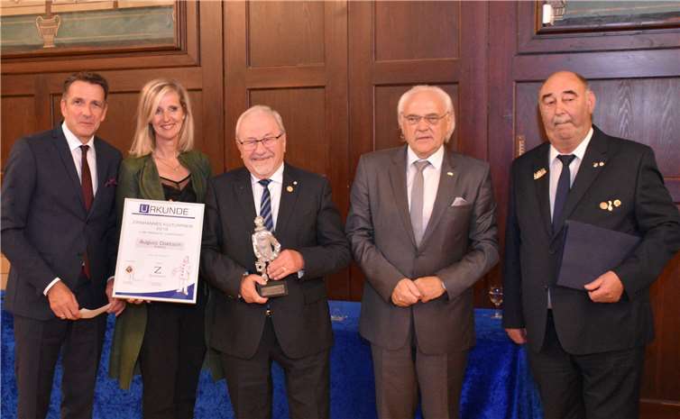 Die KG Funken Rot-Weiß-Gold standen ein Leben lang im Mittelpunkt des karnevalistischen Schaffens von August Dötsch. Die Jury verlieh ihm für sein Lebenswerk den Zinnhannes-Kulturpreis. Mit ihm freuten sich Wolf und Kerstin Schneider, sowie RKK-Präsident Hans Mayer und Laudator Peter Thönnes.
