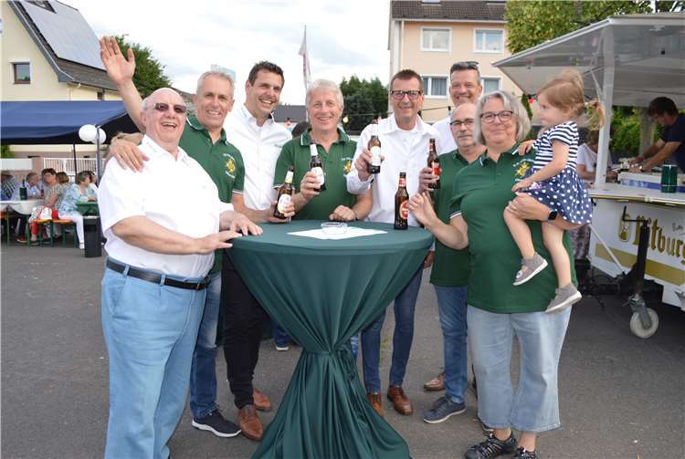 Die KG Grün-Weiß Oberwinter um Sitzungspräsident Ralf Otto (l.) und Vorsitzenden Benjamin Kauert (3.v.l) stieß auf das Jubiläum an.