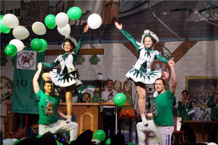 Die KG Grün-Weiß Urmitz verabschiedete die TanzmariechenVanessa Rünz und Eileen Becker mit einem grün-weißen Luftballon-Regen.