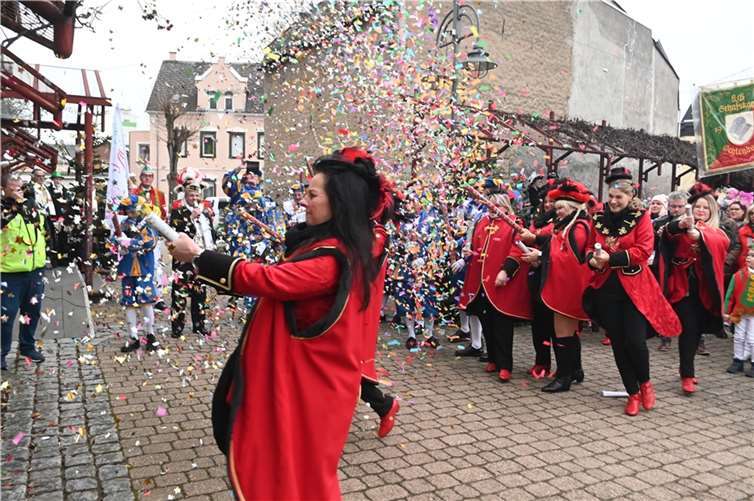 Die KG Jecke Mädche half tatkräftig beim Umsturz mit.