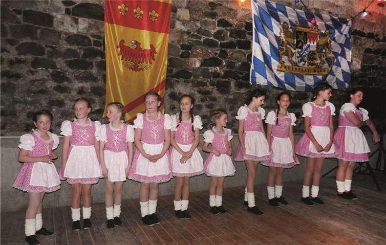 Die KG-Kindertanzgruppe „Tanzmäuse“ begeisterte das Publikum in der Dorfscheune mit einem bayerischen Tanz.