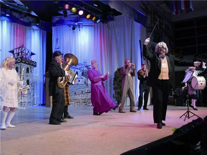 Die KG Lachs Lila trat als Orchester an.