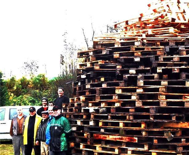 Die KG Mülhofen baut nicht nur das Martinsfeuer auf, sie hält auch Martinsbrezeln und Getränke für die Gäste bereit. -PS-