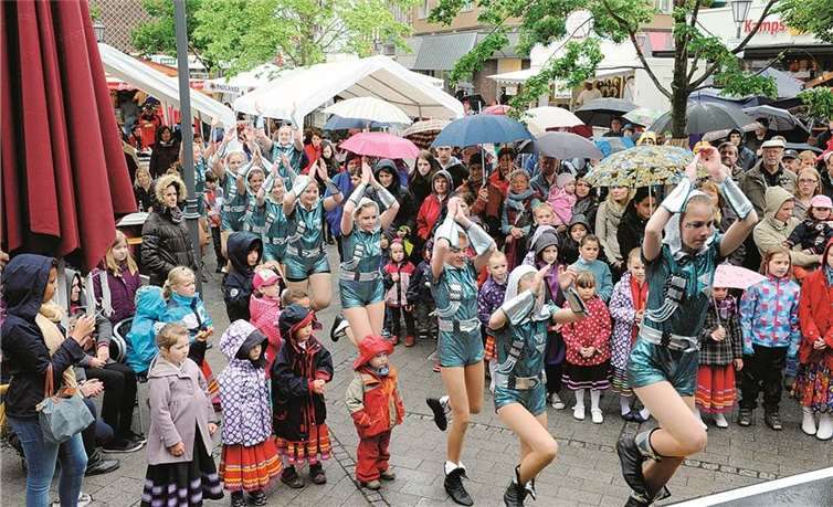 Die KG Narrenzunft aus Remagen tanzte sich durch den Regen auf die Bühne. FIX