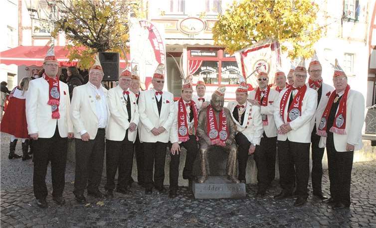 Die KG Rot-Weiß Adenau hatte zur Sessionseröffnung auf den historischen Marktplatz eingeladen.  UM