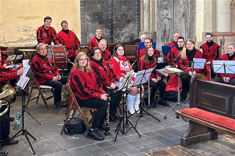 Die KG Rot-Weiß-Münstermaifeld bei der Narrenmesse in der Stiftskirche Münstermaifeld.  Foto: privat