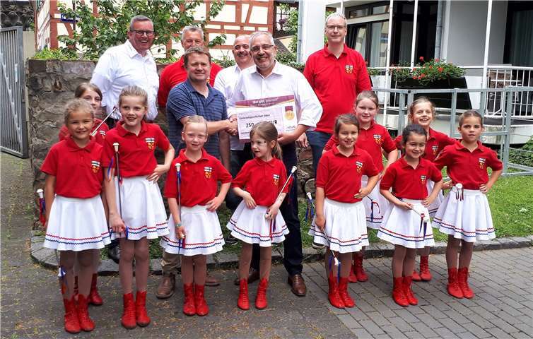 Die KG Unkel freut sich sehr über die großartige Spende, die für die Anschaffung neuer „Dreispitzhüte“ für die Ministerne verwendet wird.Foto: privat